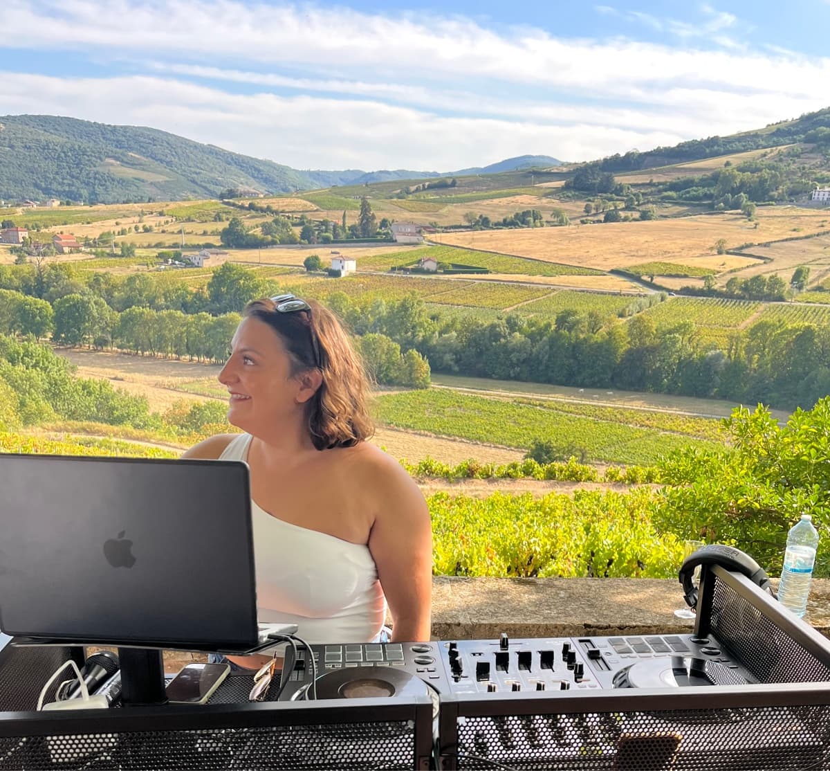 DJ JOYA