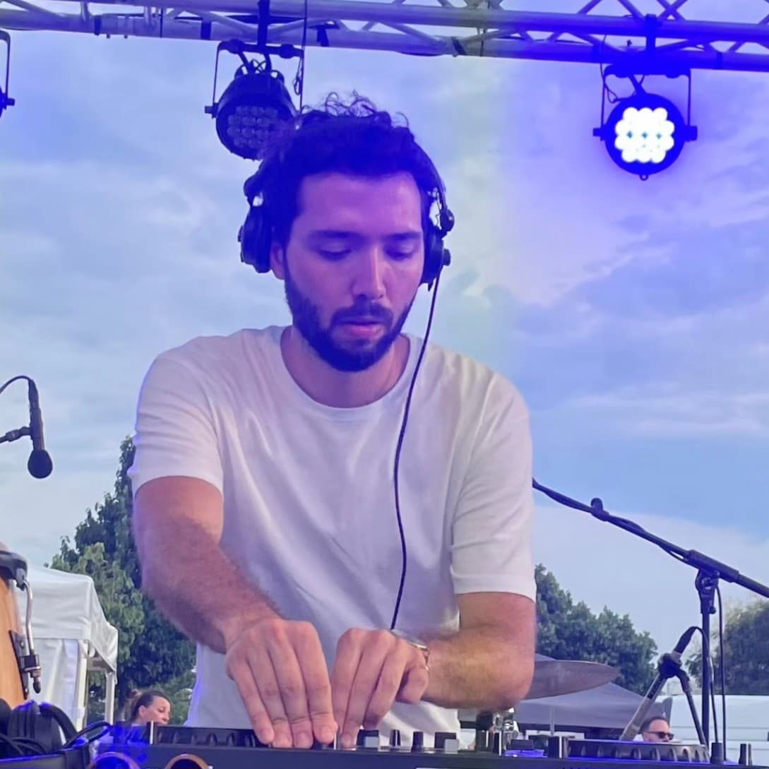 Lisandru — DJ in Rochefort