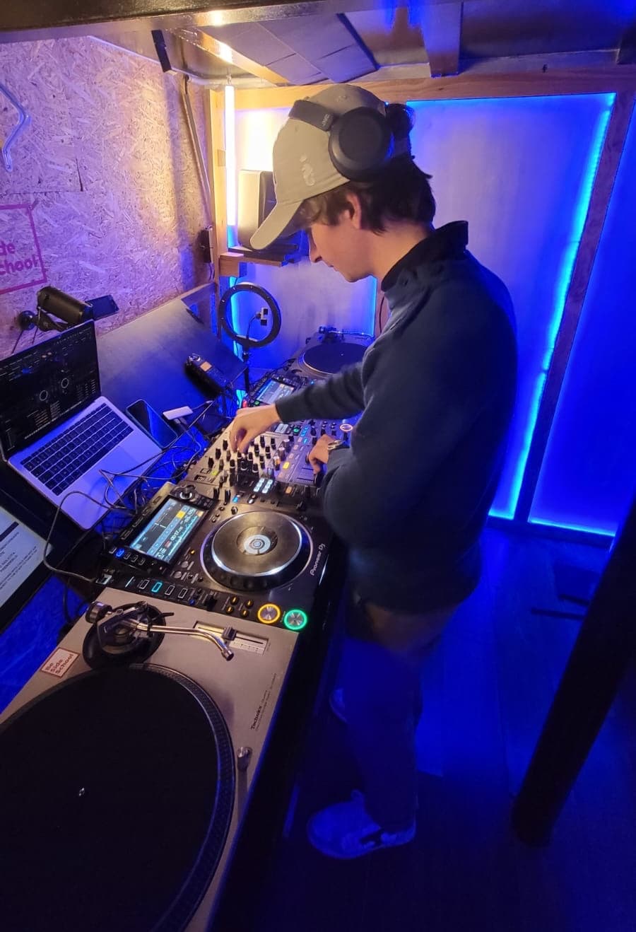DBSE. — DJ in Paris