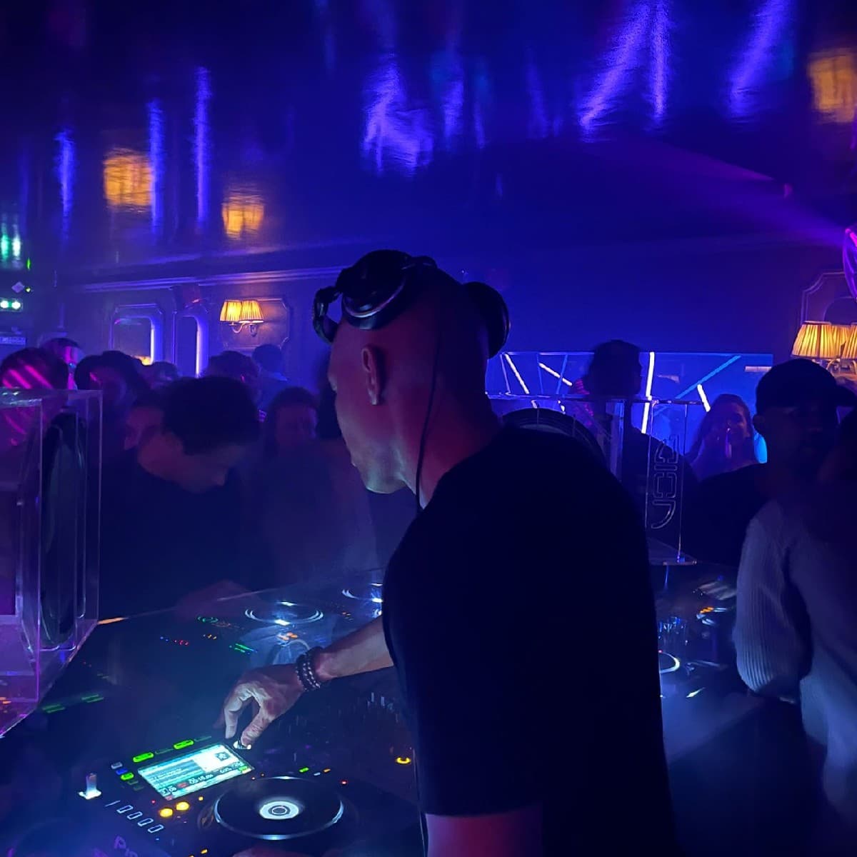 ISAAC GUEYE — DJ in Paris