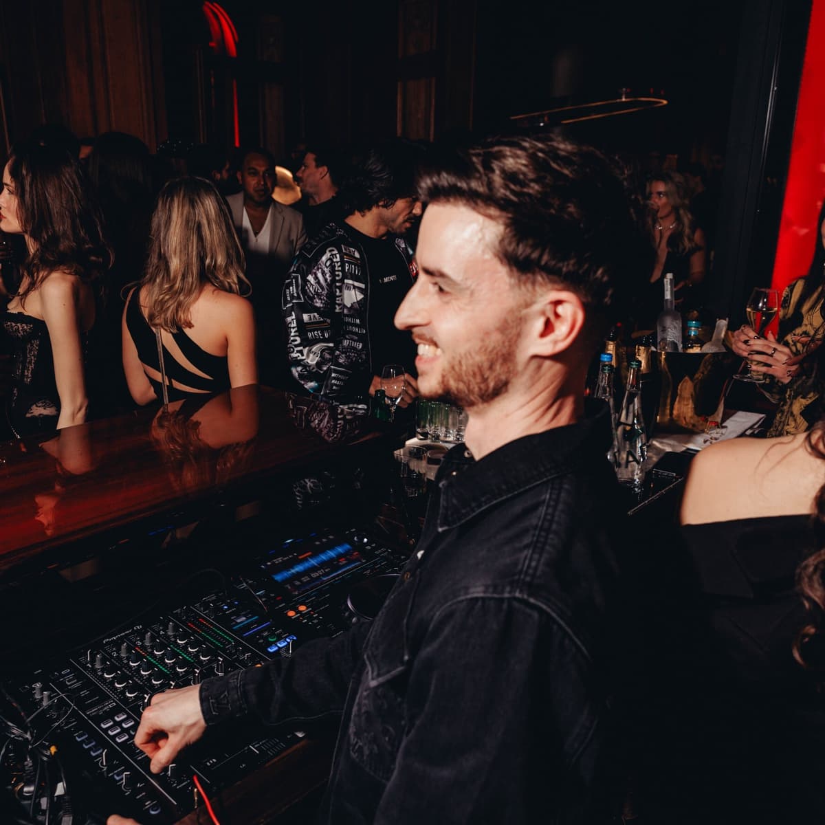 Thin Square — DJ in Paris