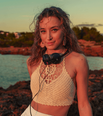 ANAÏS TSAKONIS — DJ in Rotterdam