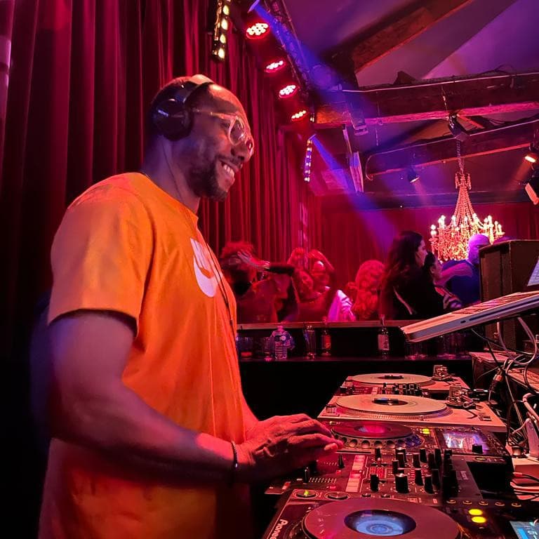 JONE.B — DJ in Paris