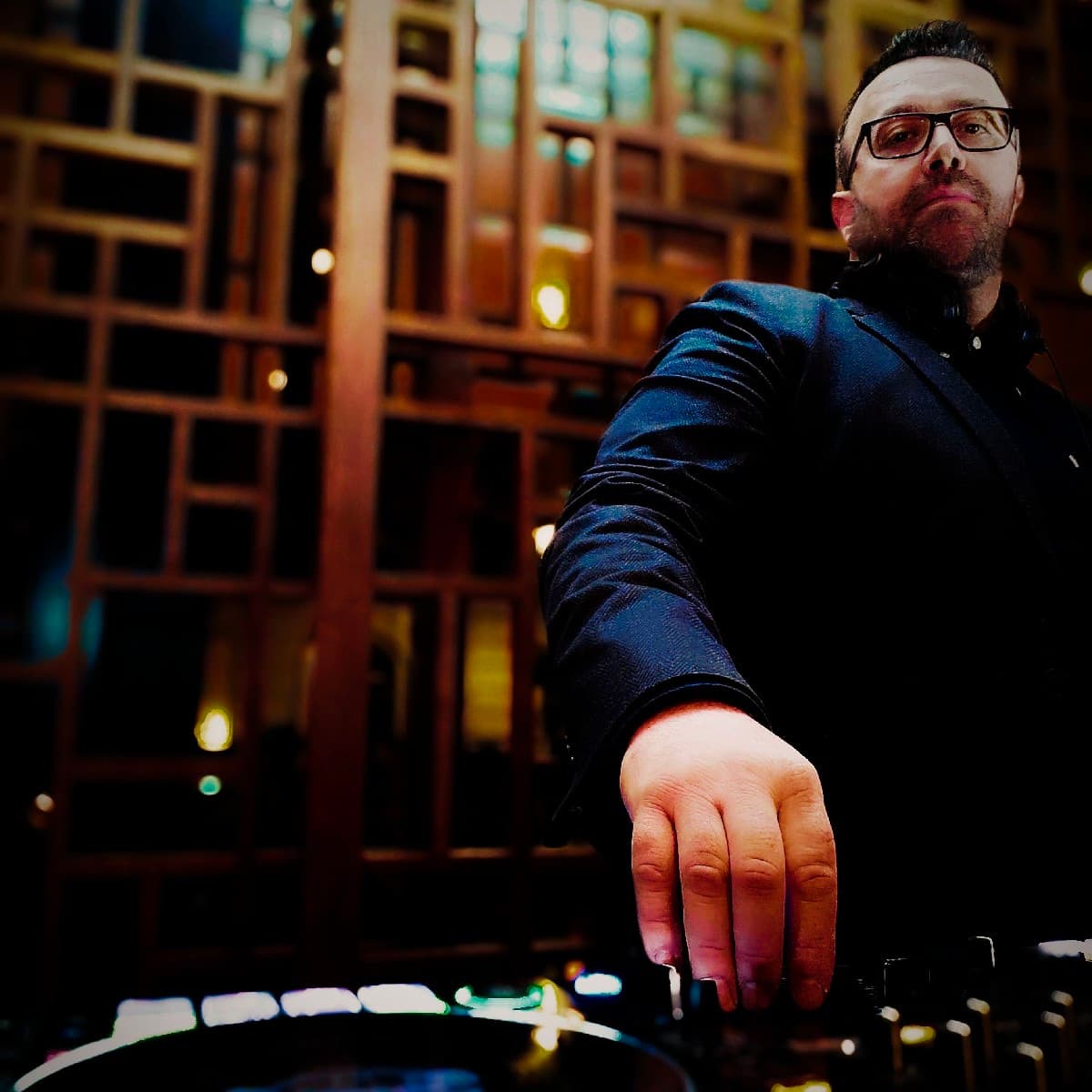 djBezi — DJ in London