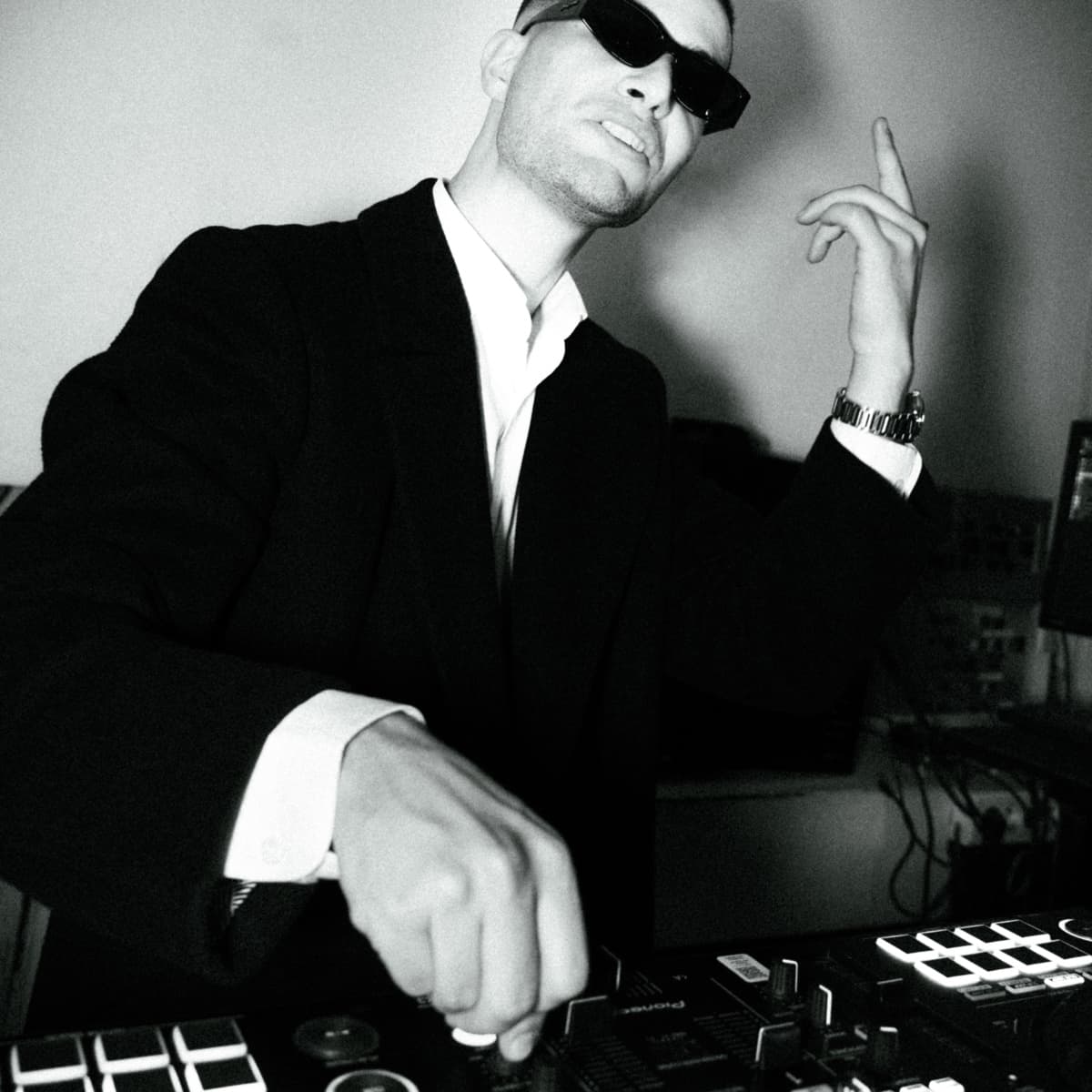 LUIGI HAYEK — DJ in Levallois-Perret