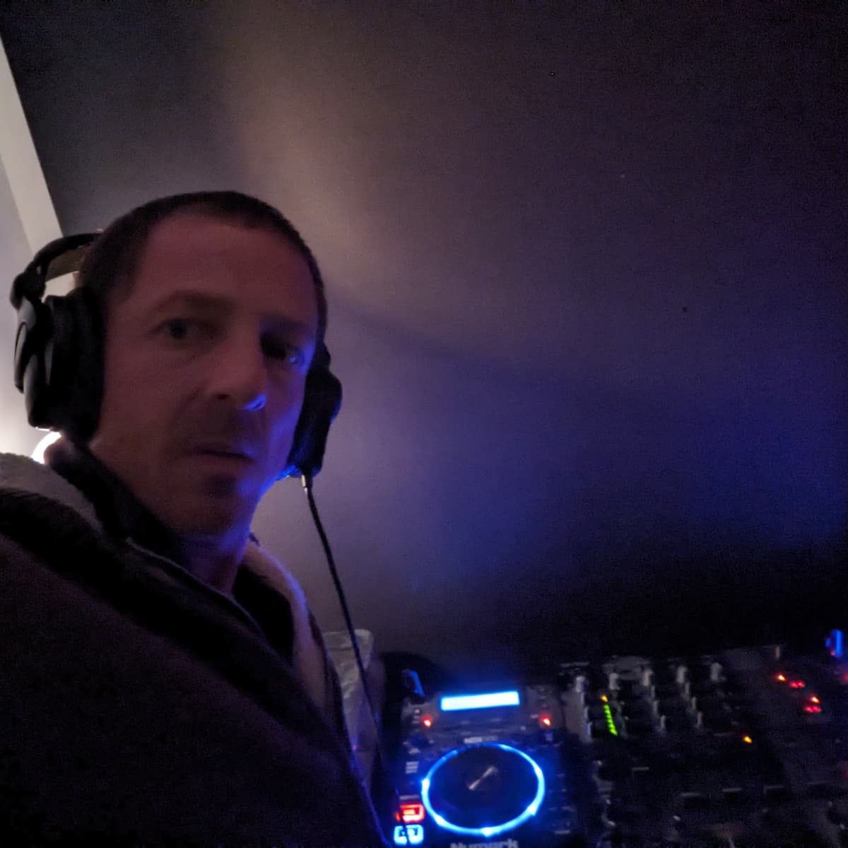 Beats react — DJ in Grimsby