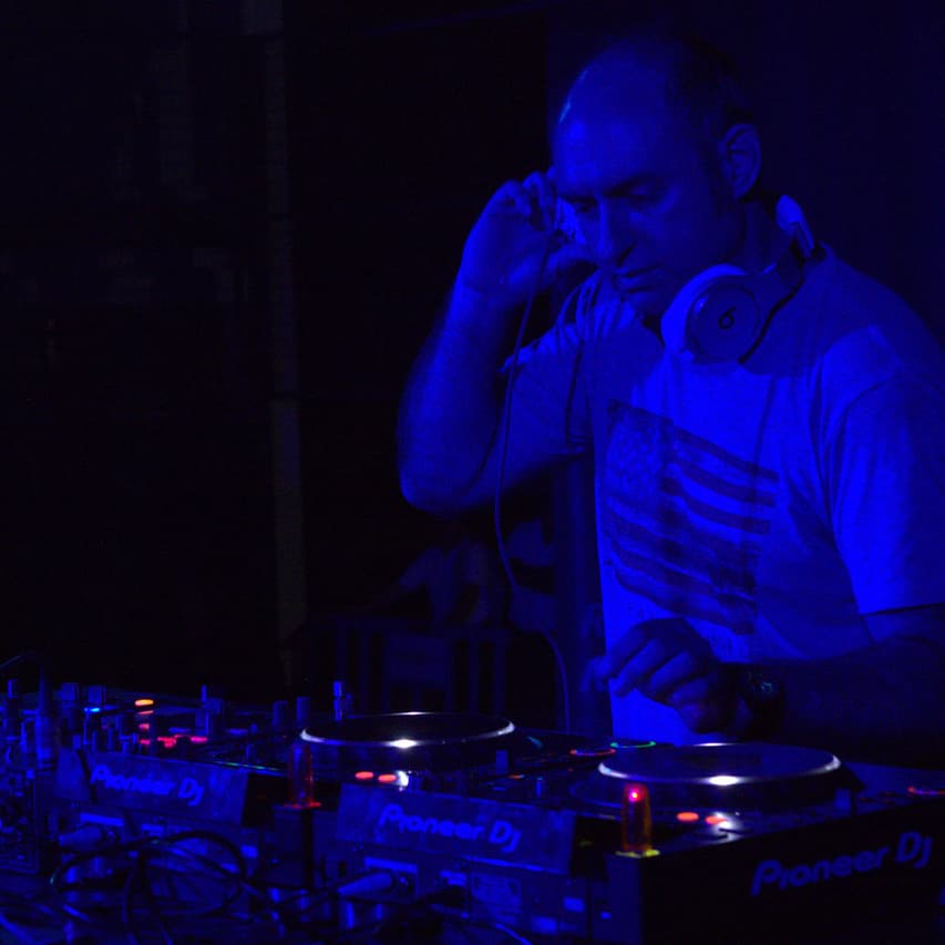 Oliver Ronan — DJ in Asturianos