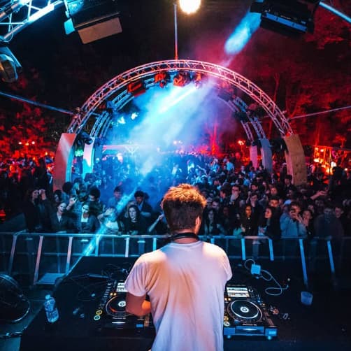 Synopsis — DJ in Neuilly-sur-Seine