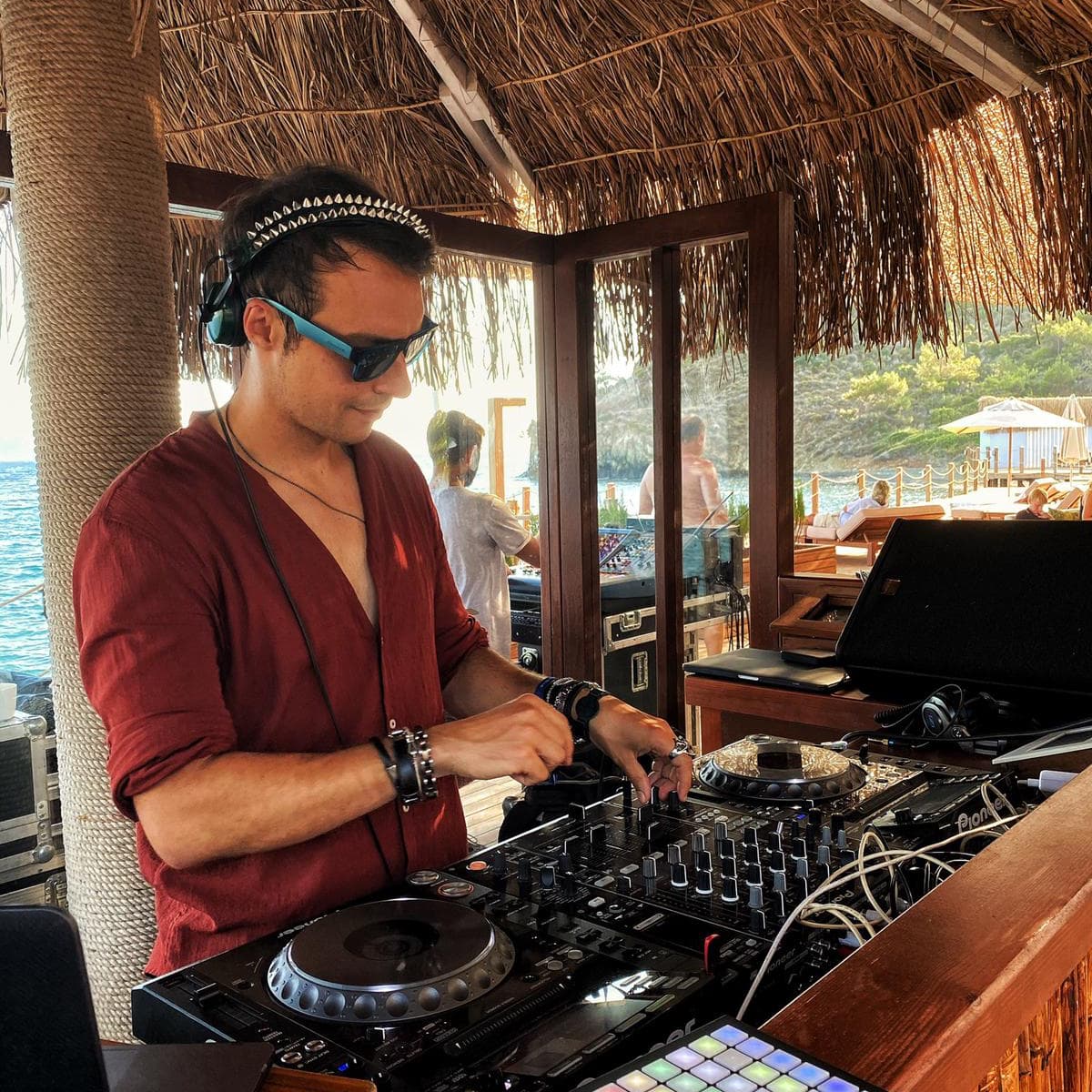 Fenix Aoras — DJ in Paris