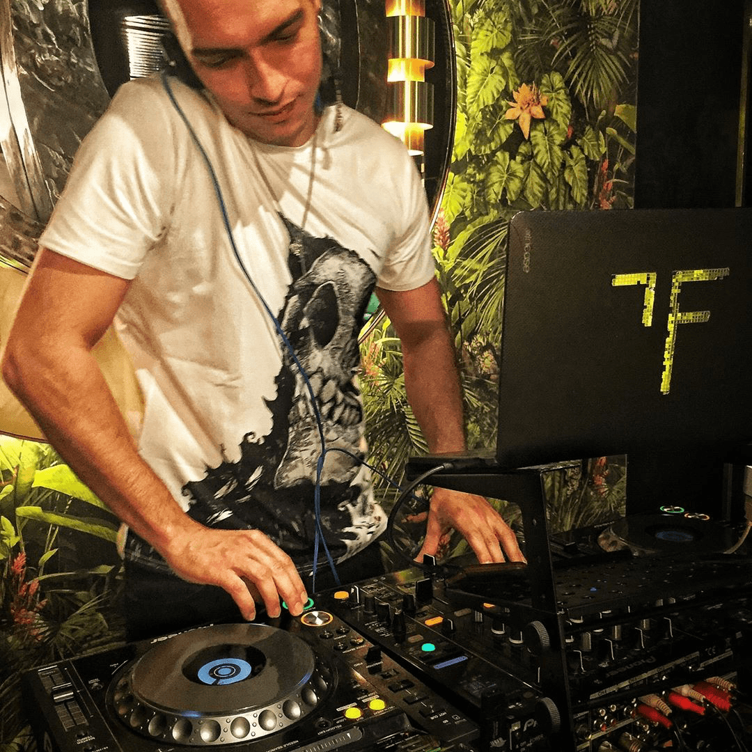 Fenix Aoras — DJ in Paris