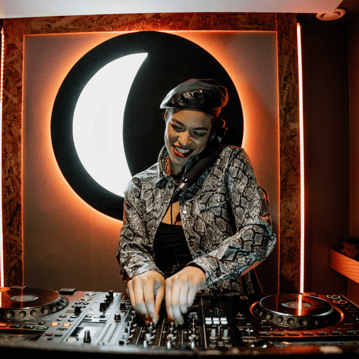 Roxa Damas — DJ in London