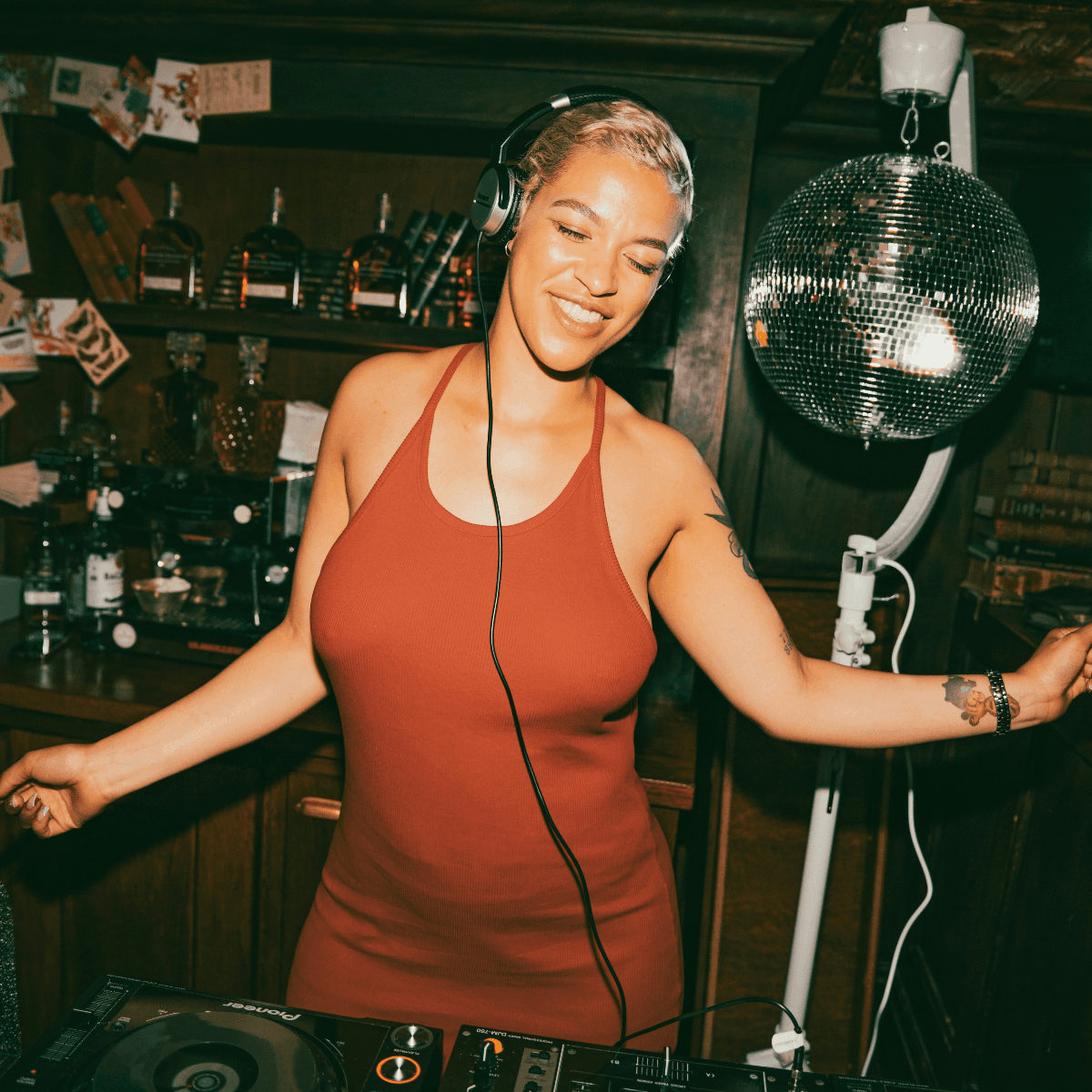 Roxa Damas — DJ in London