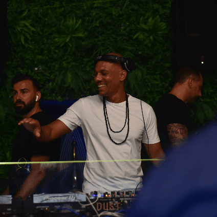 ISAAC GUEYE — DJ in Paris
