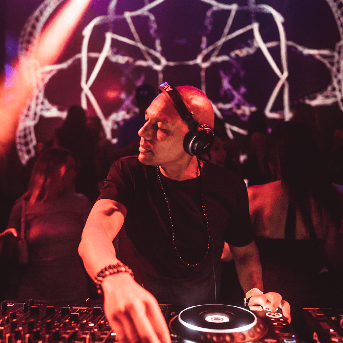 ISAAC GUEYE — DJ in Paris