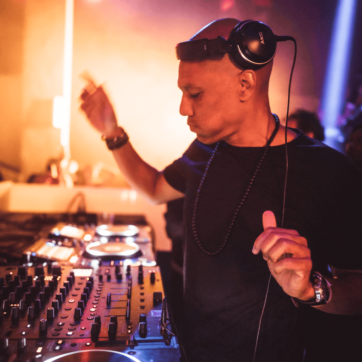ISAAC GUEYE — DJ in Paris