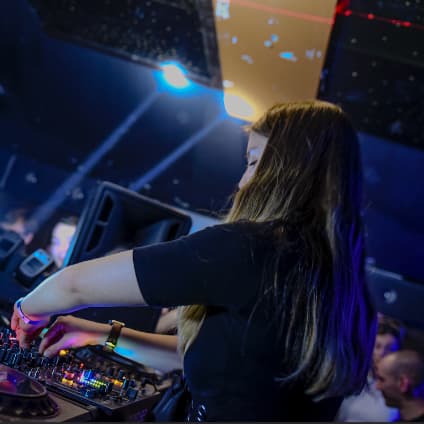 Laure — DJ in Paris