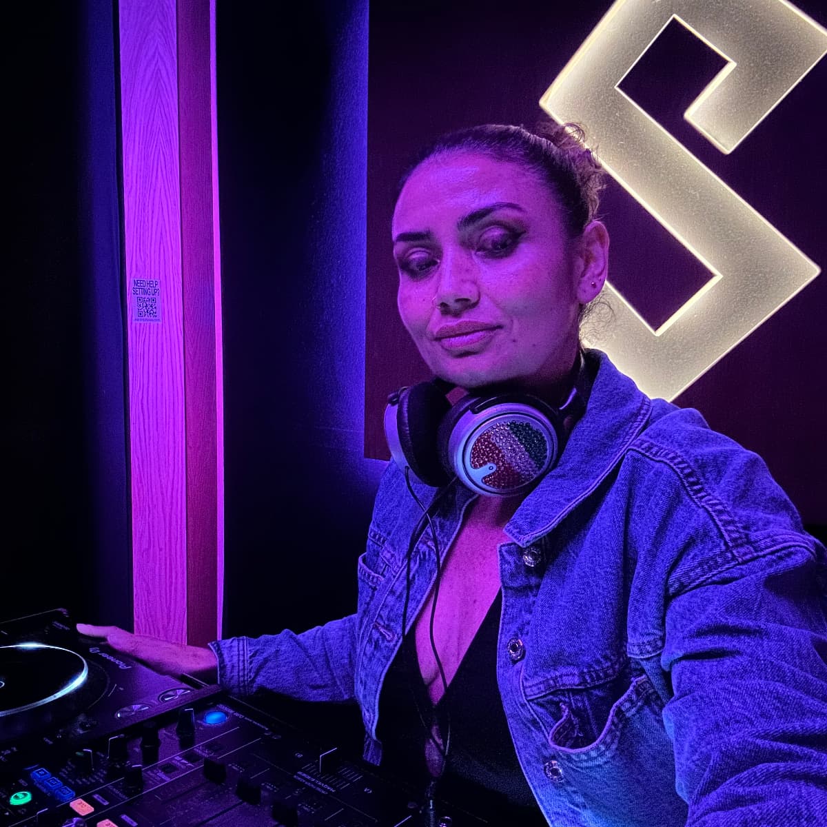 Rosa 8 — DJ in Manchester