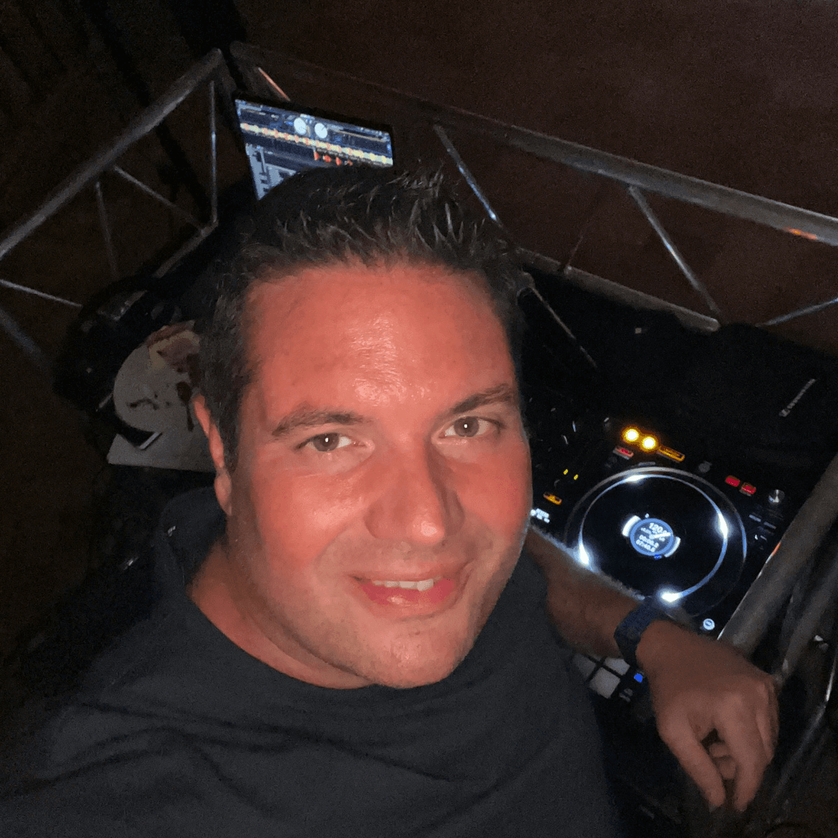 DJ MIKKA — DJ in Versailles